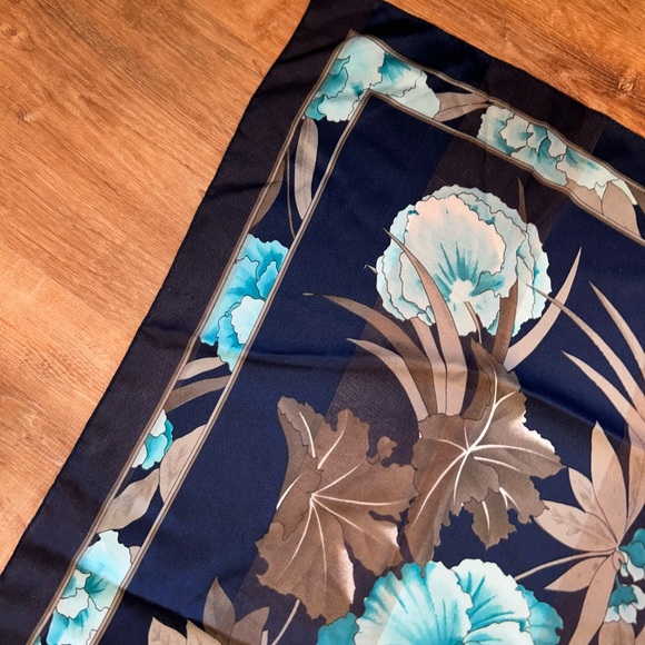 Blue floral scarf - Picture 4 of 9